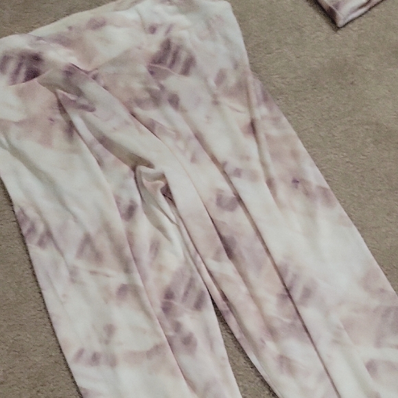 FREE W ANY PURCHASE! Danskin Buttery Soft Lounge Set Cream and Brown Tie-Dye - Picture 6 of 7